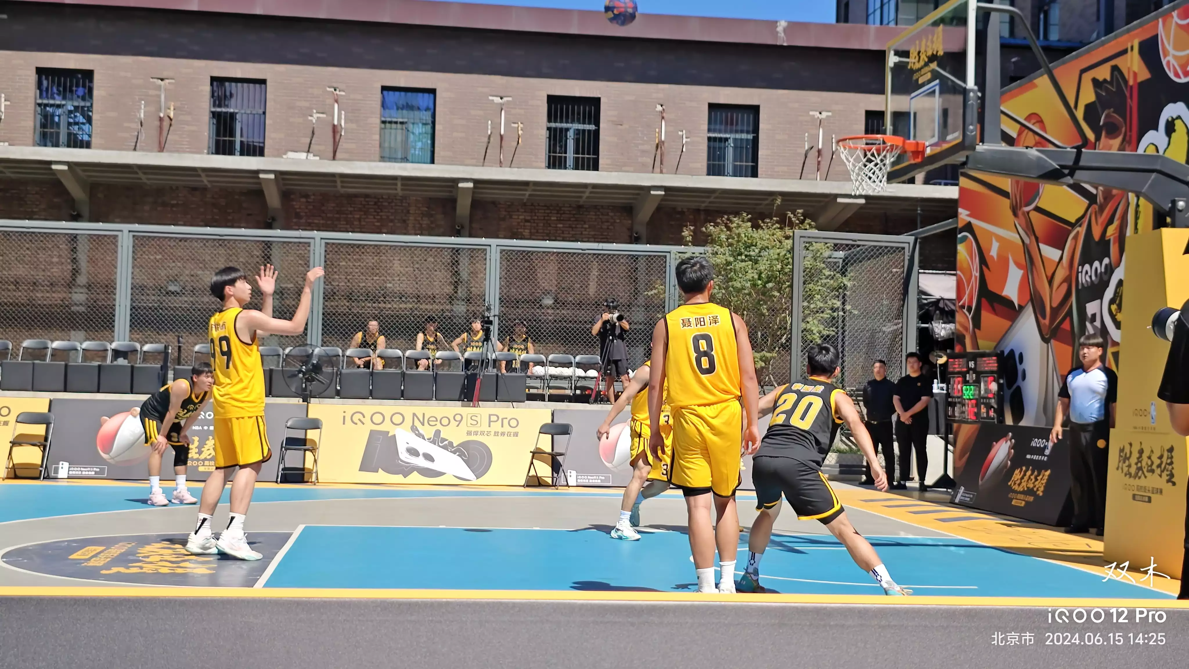 开云下载-关于全球杯篮球比赛中球员的留念照片走红网络的信息