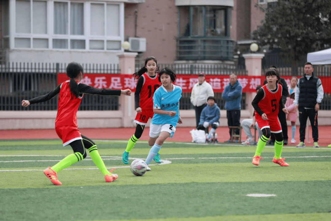 足球赛场上奋勇作战，比赛结果扭转乾坤的简单介绍