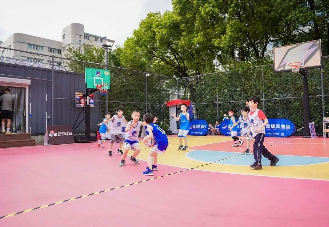 顶级篮球赛场，梦幻对决一触即发的简单介绍