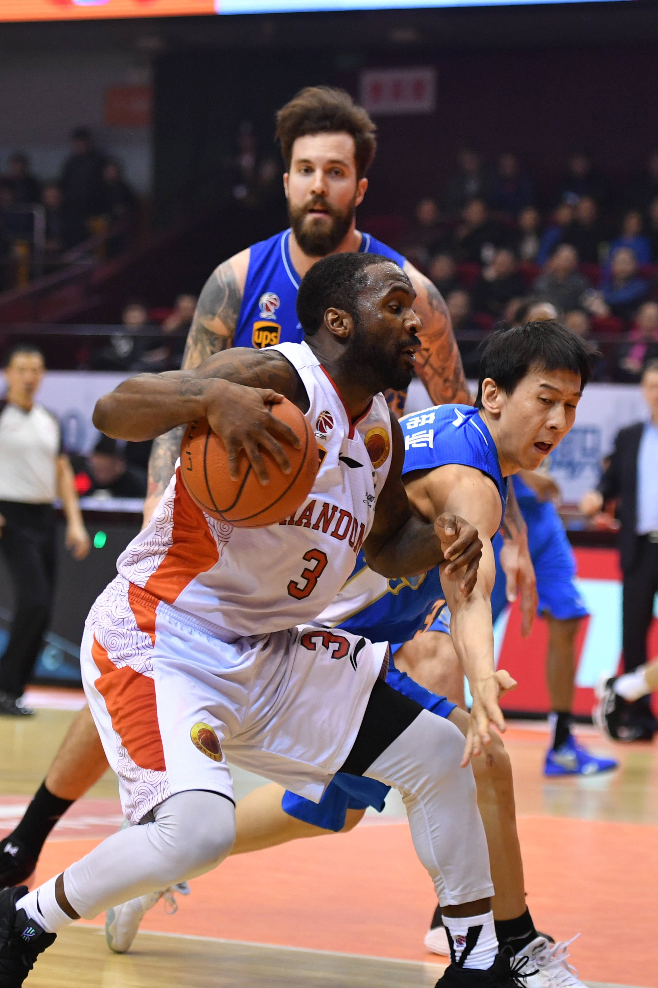 开云体育下载-包含球员命中三分球，进攻端稳定流畅达胜利的词条