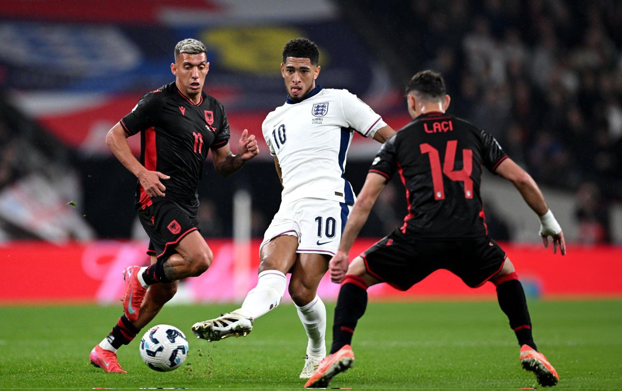 英格兰队主场取得了领先