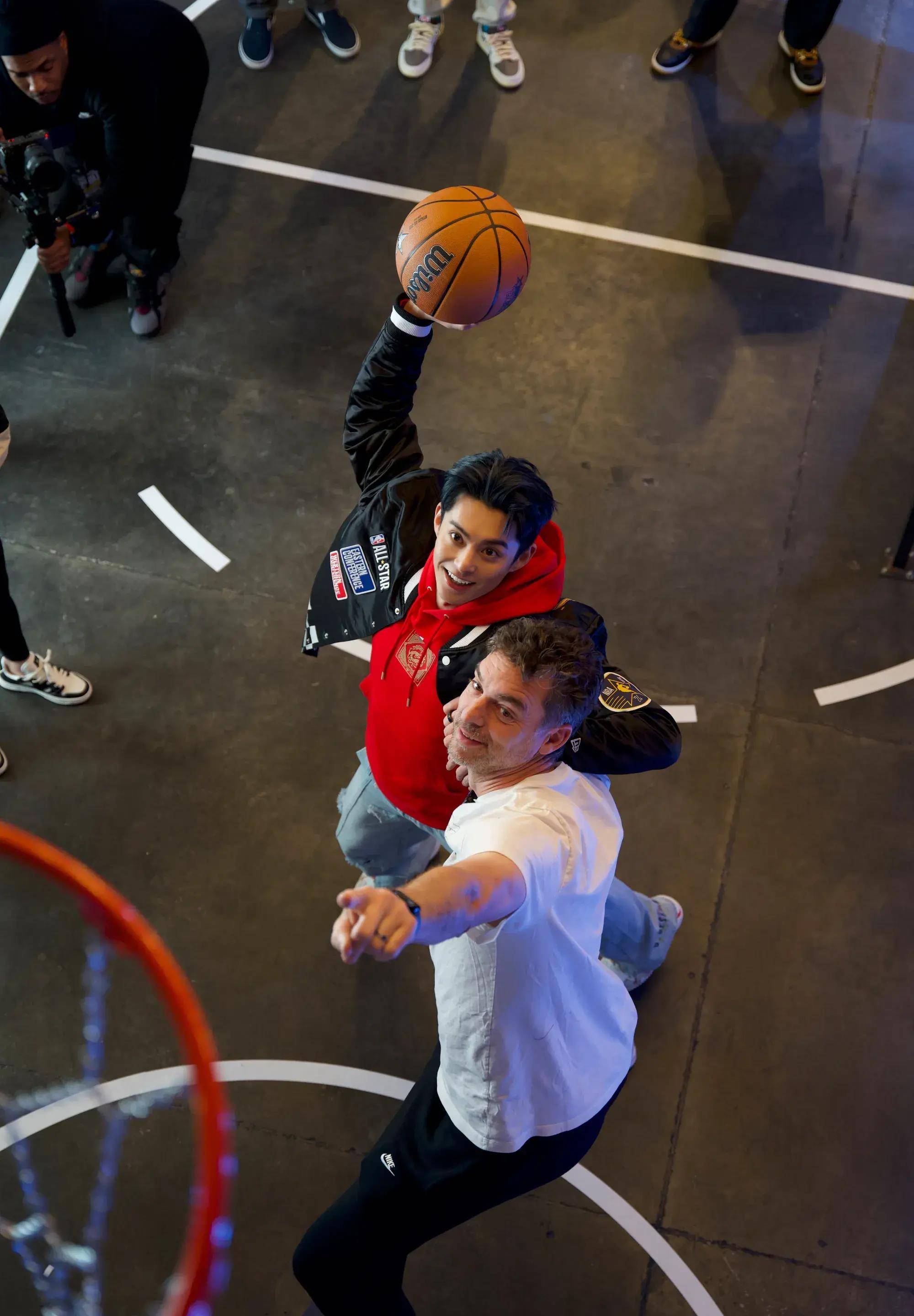 开云平台-星球巨星在现场NBA比赛中的尴尬瞬间