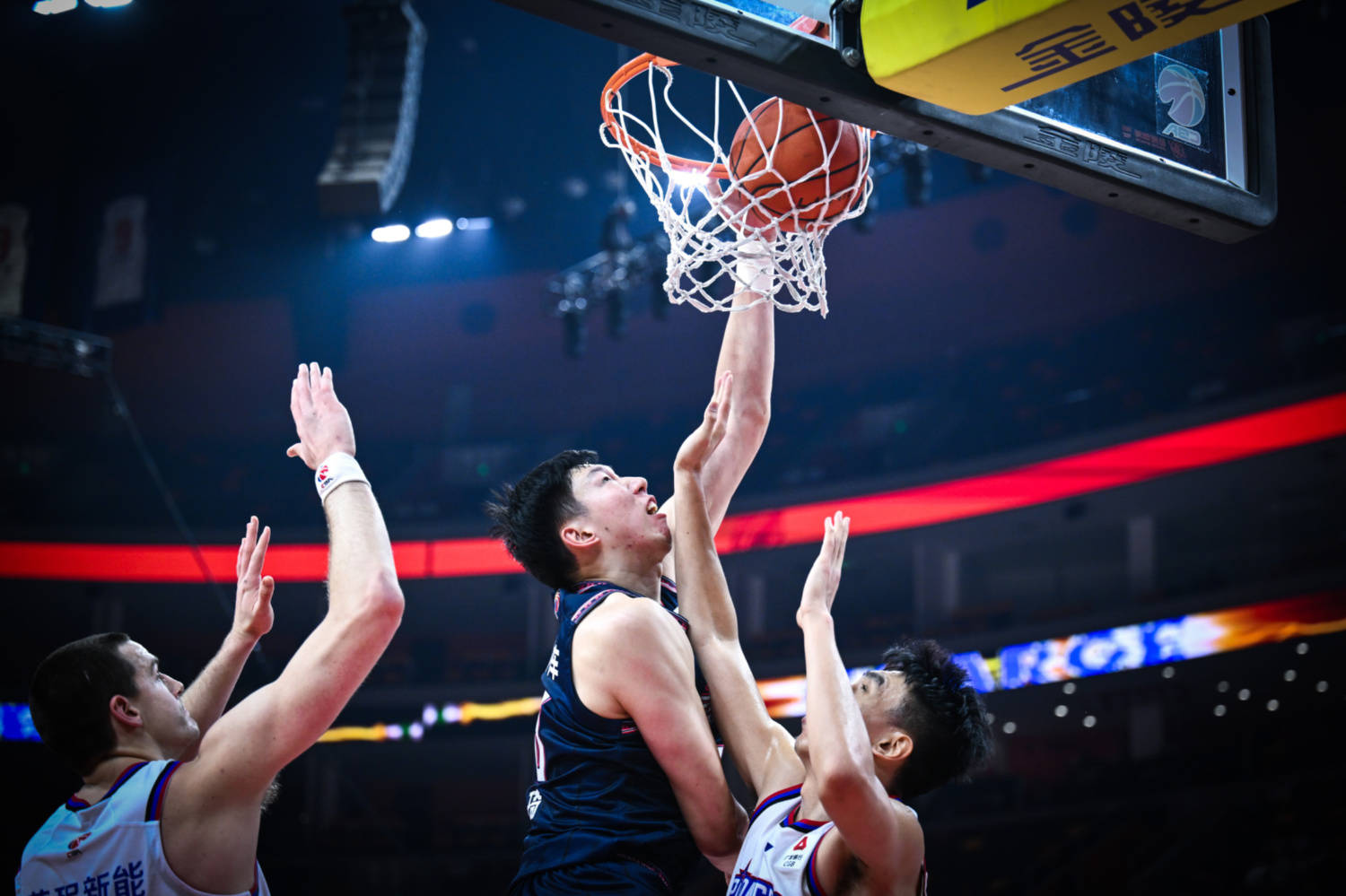 赛事精彩抢眼，球员飒爽英姿博得观众喝彩的简单介绍