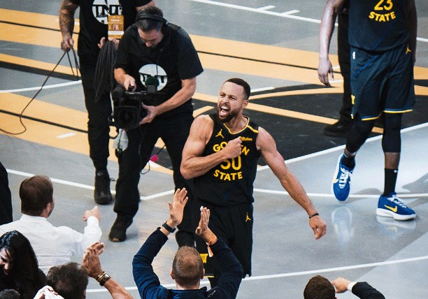 勇士惨败独行侠，库里遭受惨绝人寰逆袭的简单介绍