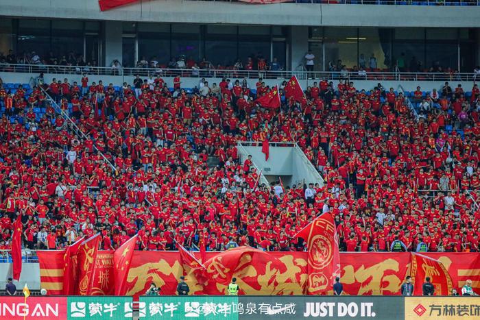 开云官网-紧张氛围！球迷为喜爱的球队加油助威的简单介绍