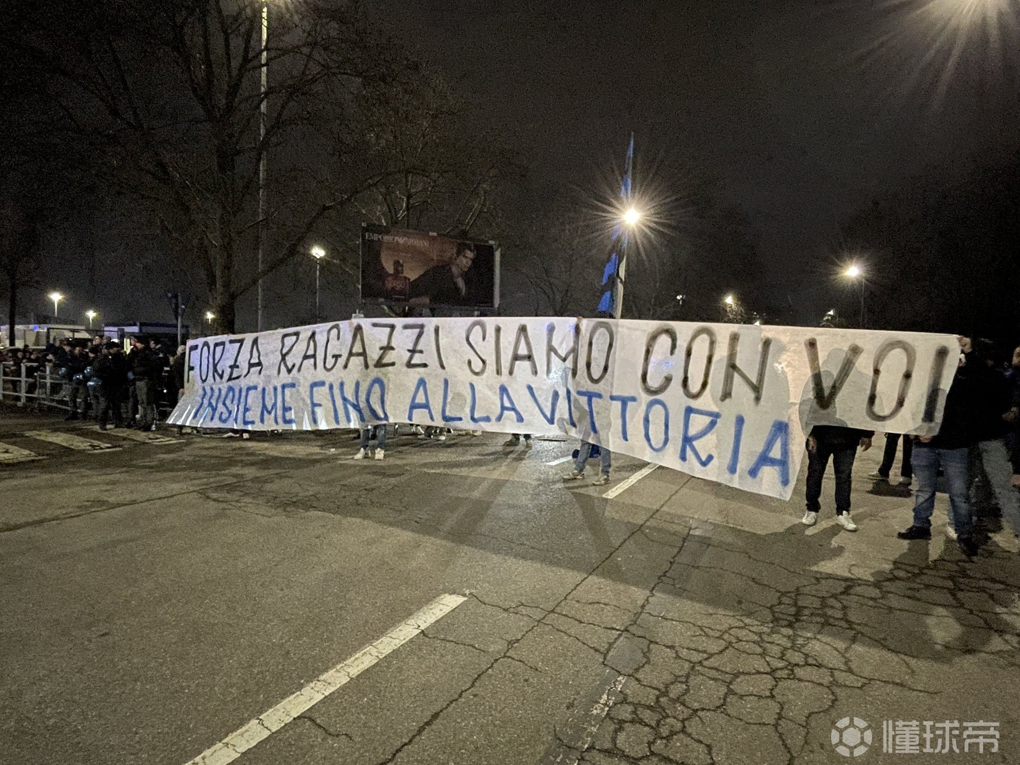 紧张氛围！球迷为喜爱的球队加油助威的简单介绍