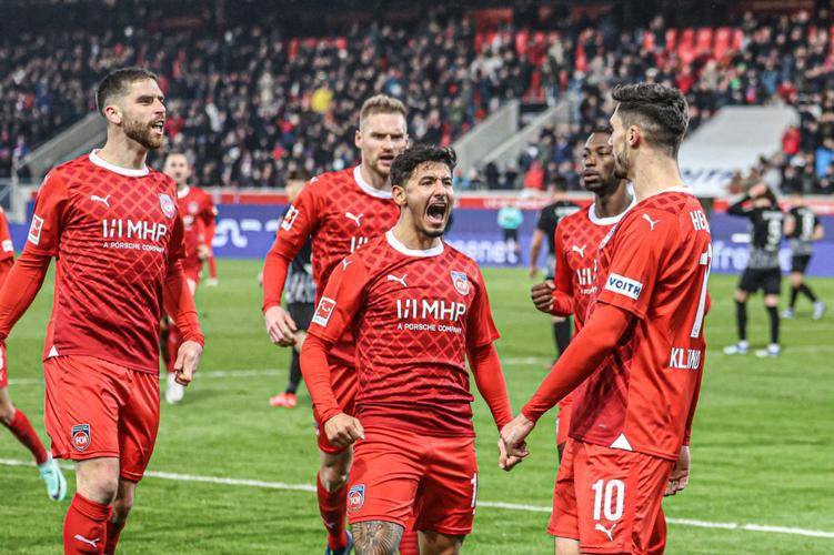 包含斯图加特客场惊险险胜，积分暂居中游的词条