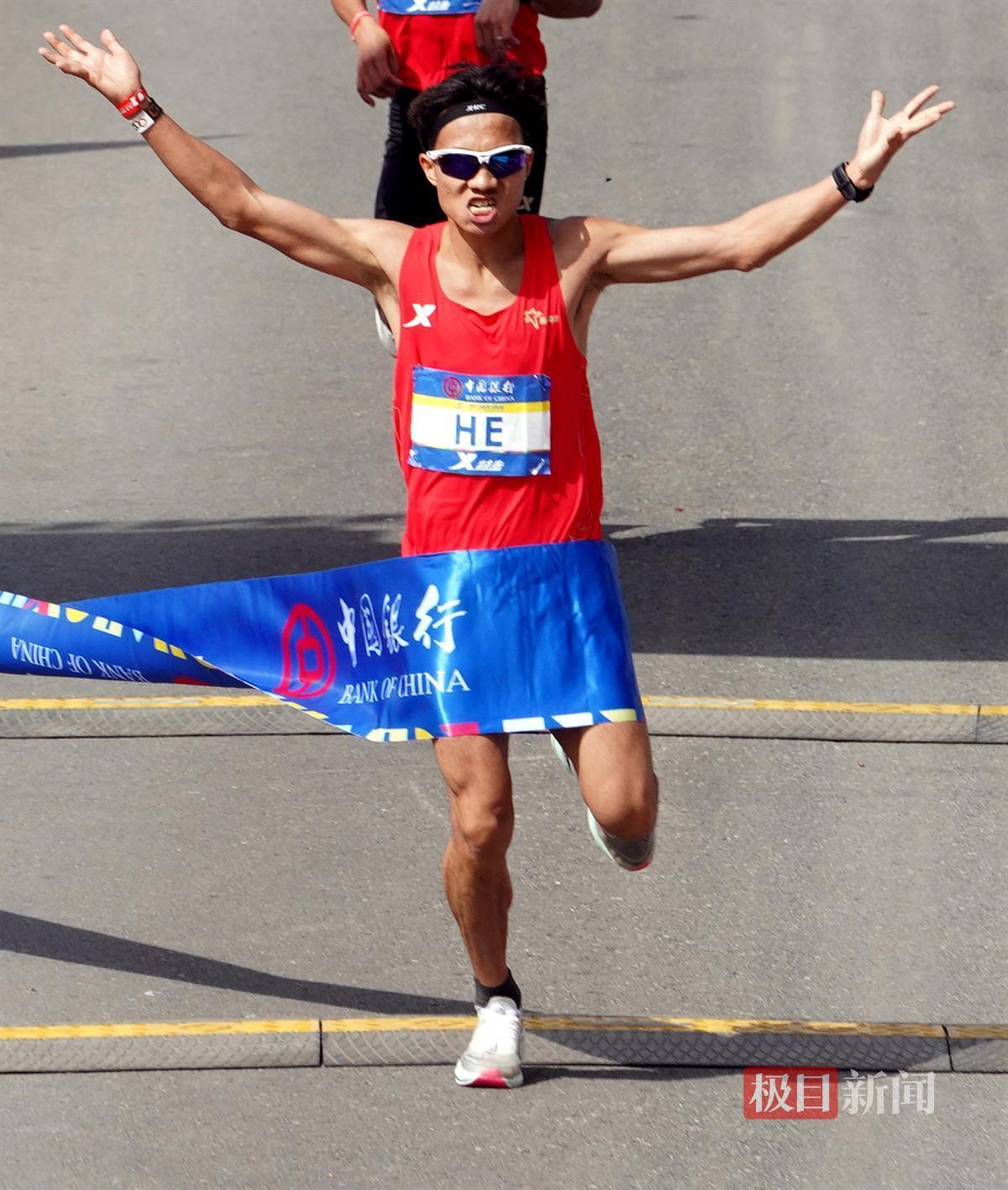 马拉松选手冲刺终点，一马当先