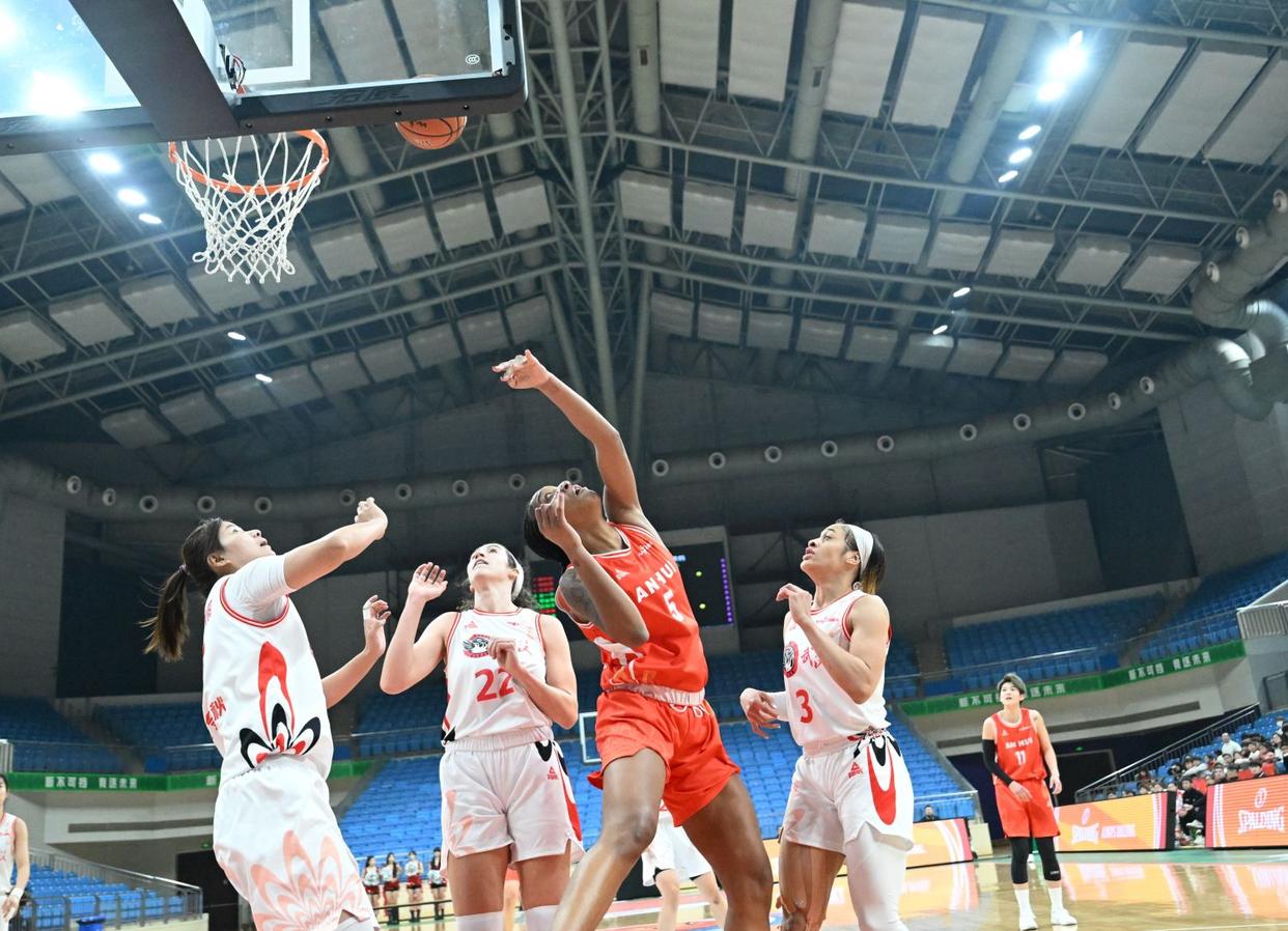 包含纳斯斯市主场防守失误，遭遇遗憾失利的词条