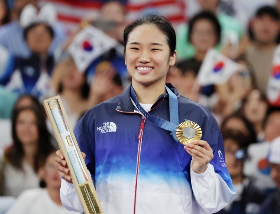 羽毛球赛场上，女选手技高一筹，实力超群