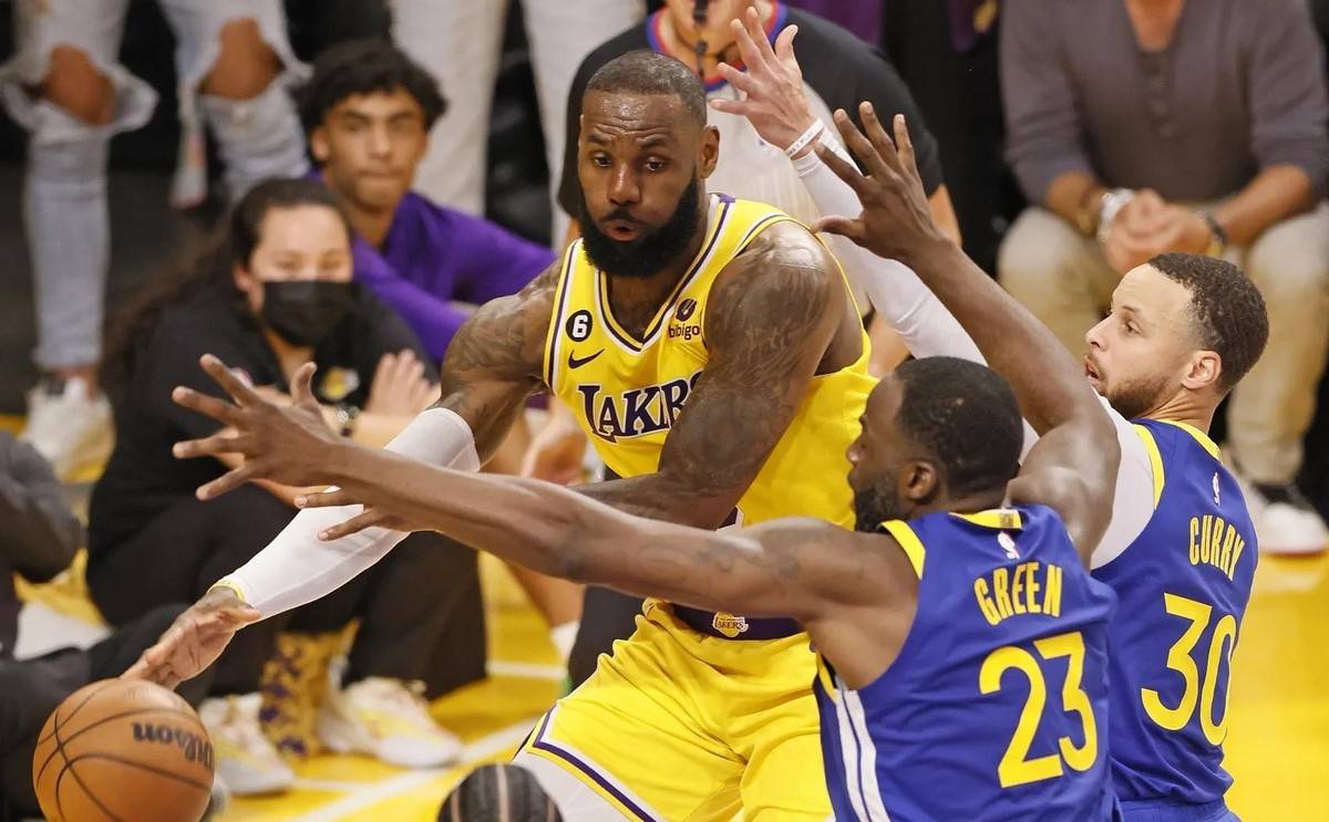 开云体育平台APP-湖人队球员投进绝杀球，勇夺胜利