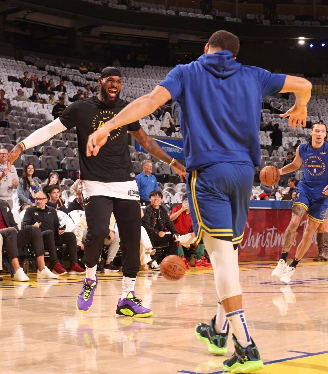 湖人队球员投进绝杀球，勇夺胜利