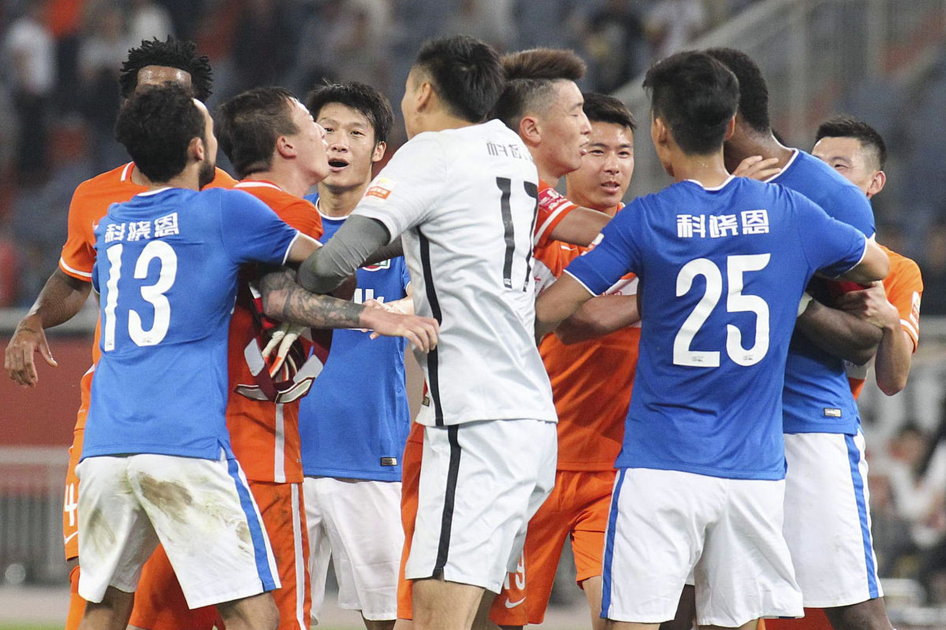 亚冠赛场火爆，各队精彩表现不断的简单介绍