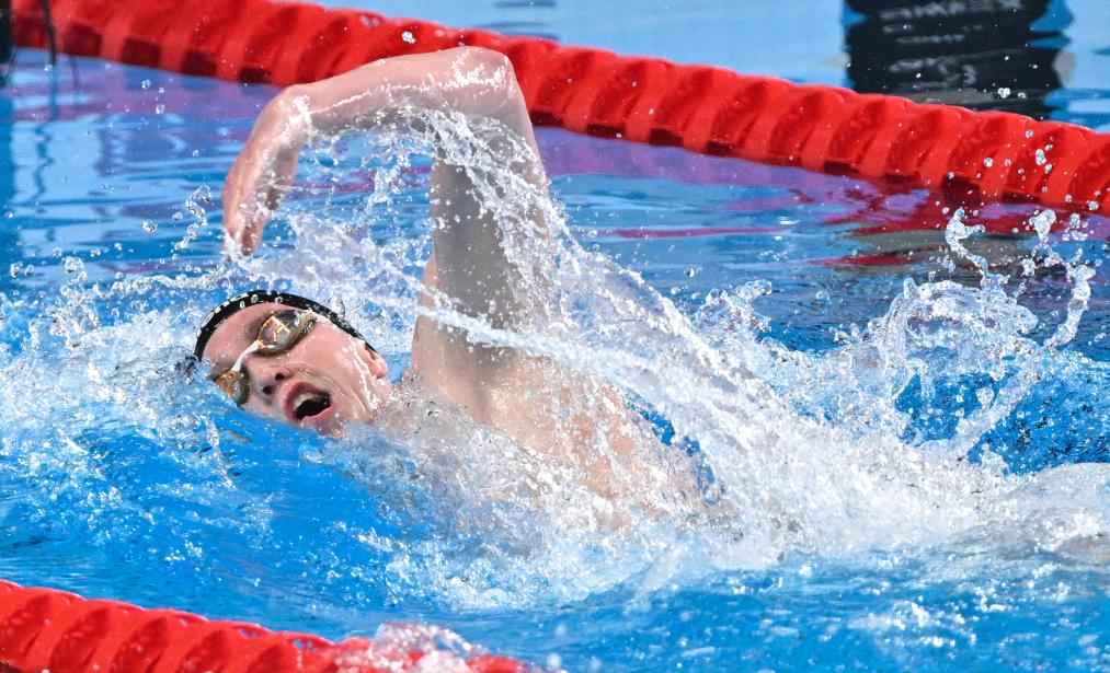 澳大利亚选手在游泳比赛中夺冠