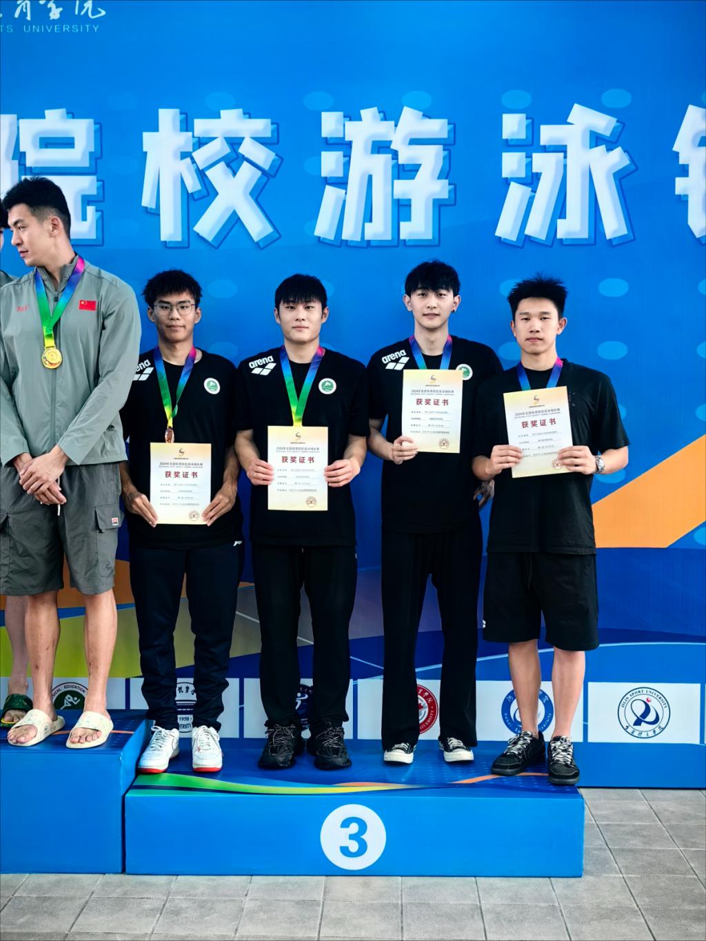 游泳比赛中佳绩连连，领跑全场的简单介绍