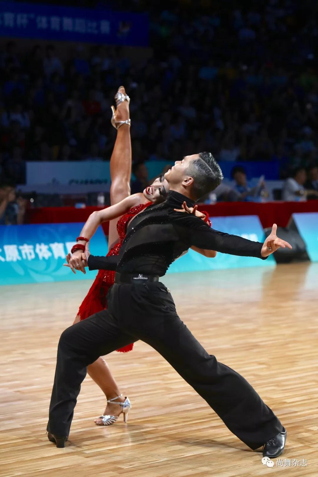 体育竞技的华丽表演：运动员实力搏击一决高下