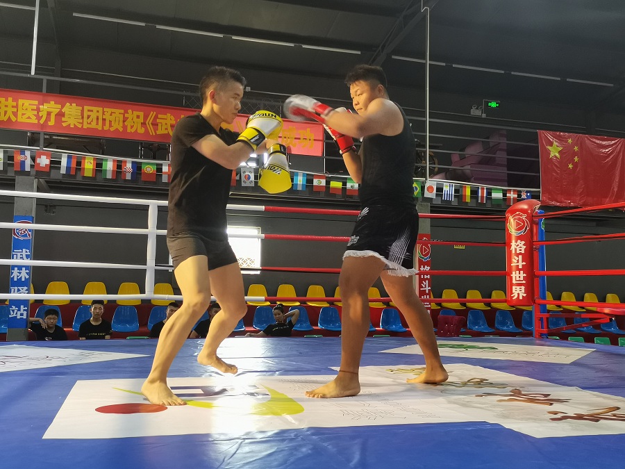 体育竞技的华丽表演：运动员实力搏击一决高下