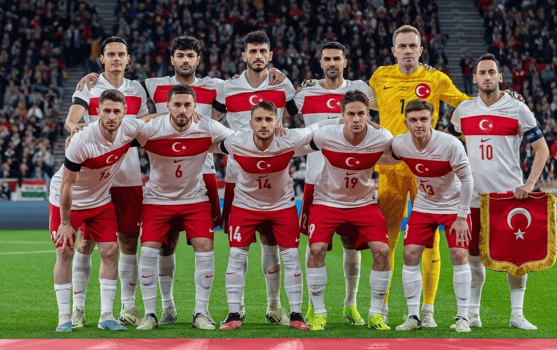 包含欧洲杯资格赛激烈备赛，球队精锐备战忙碌的词条