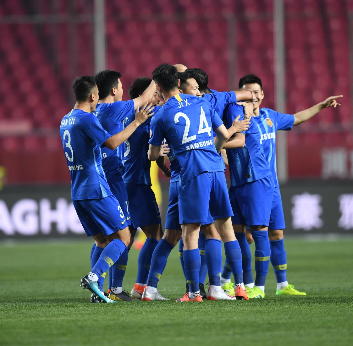 精彩瞬间：苏宁战平华夏比赛中场进攻亮点！