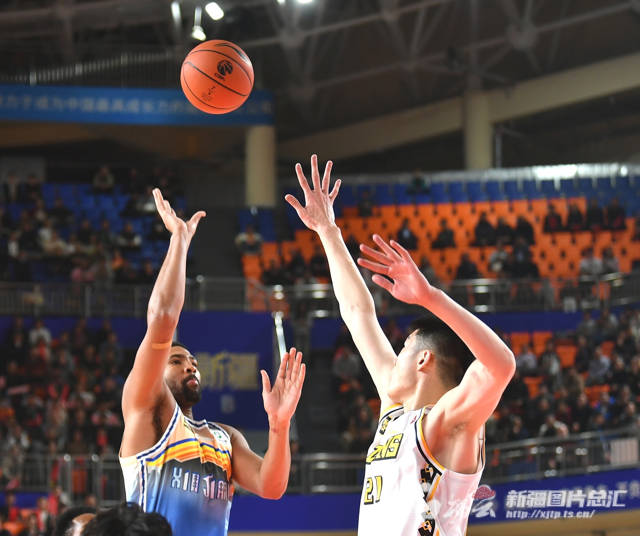 开云官网-广厦胜江苏，晋级半决赛，捧起胜利宝座