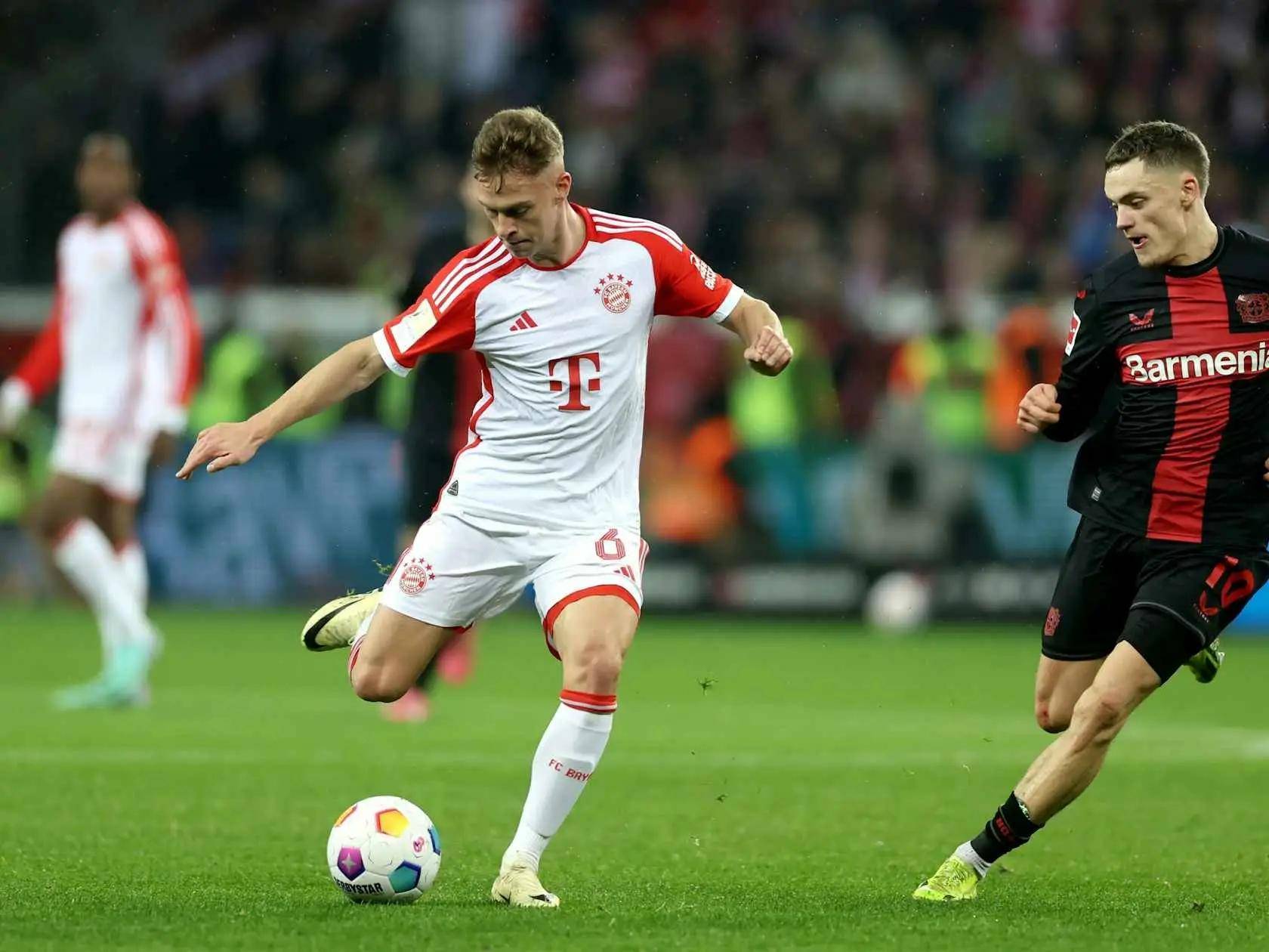 拜仁慕尼黑球员连续进球，助球队取胜的简单介绍