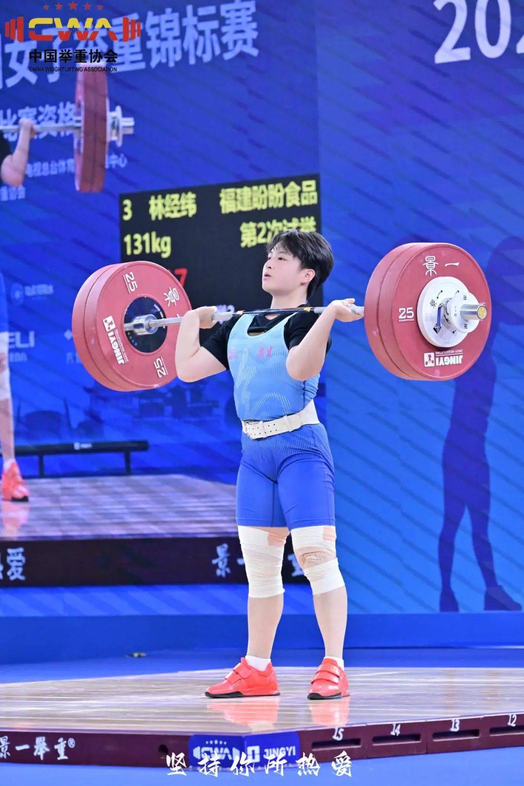 举重女将勇夺冠军，力量超群