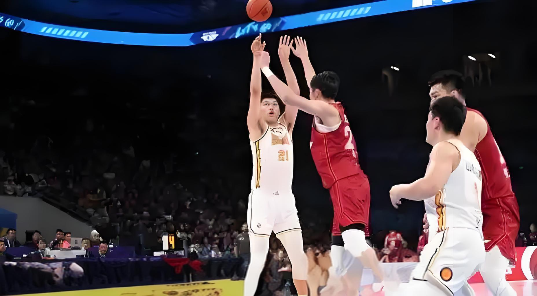 战况白热化，球员们在场上奋力拼搏的简单介绍