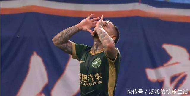 战况白热化，球员们在场上奋力拼搏的简单介绍