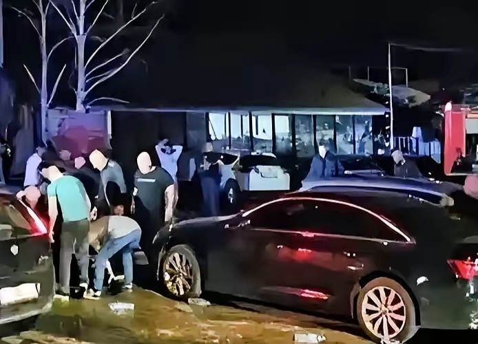 比赛现场抢劫案发生，球迷陷入混乱