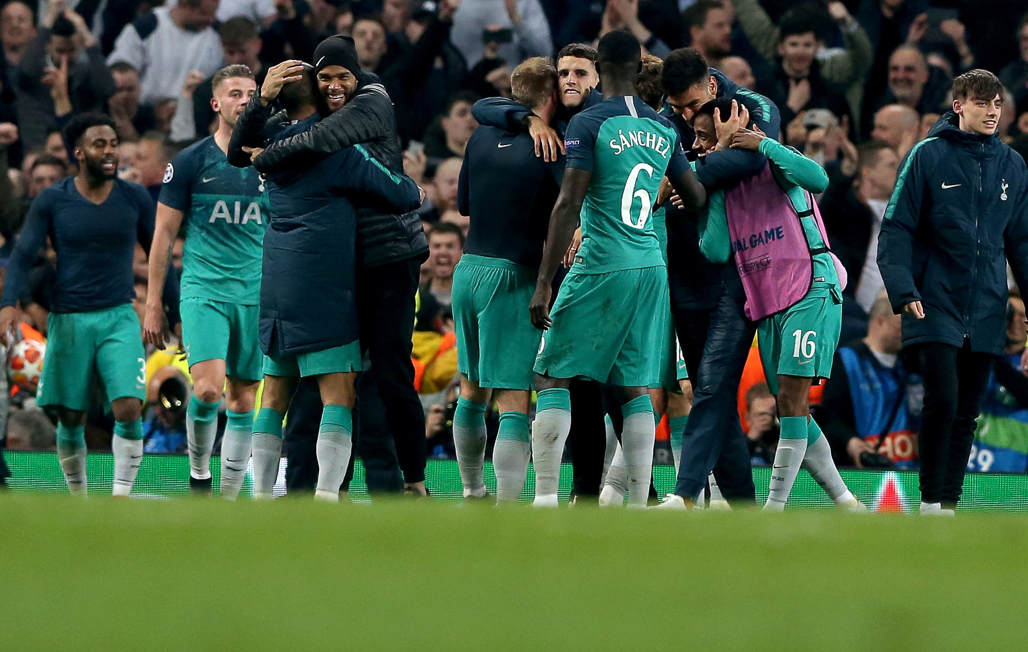 瓦伦西亚连胜，晋级欧冠半决赛