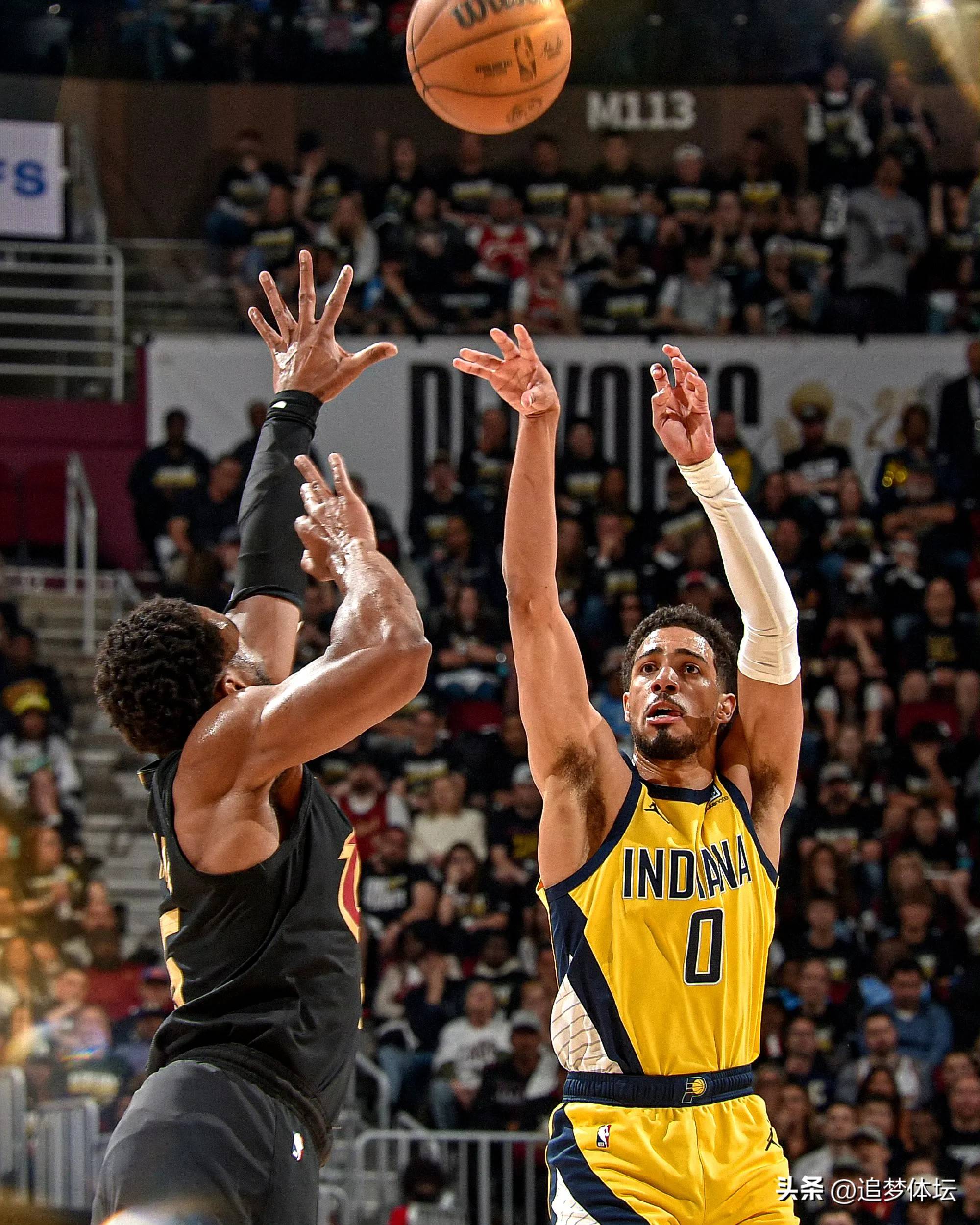 包含步行者客场逆转黄蜂取得重要一场胜利的词条