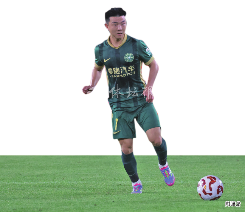 浙江绿城备战次轮比赛，主教练研究对手战术的简单介绍