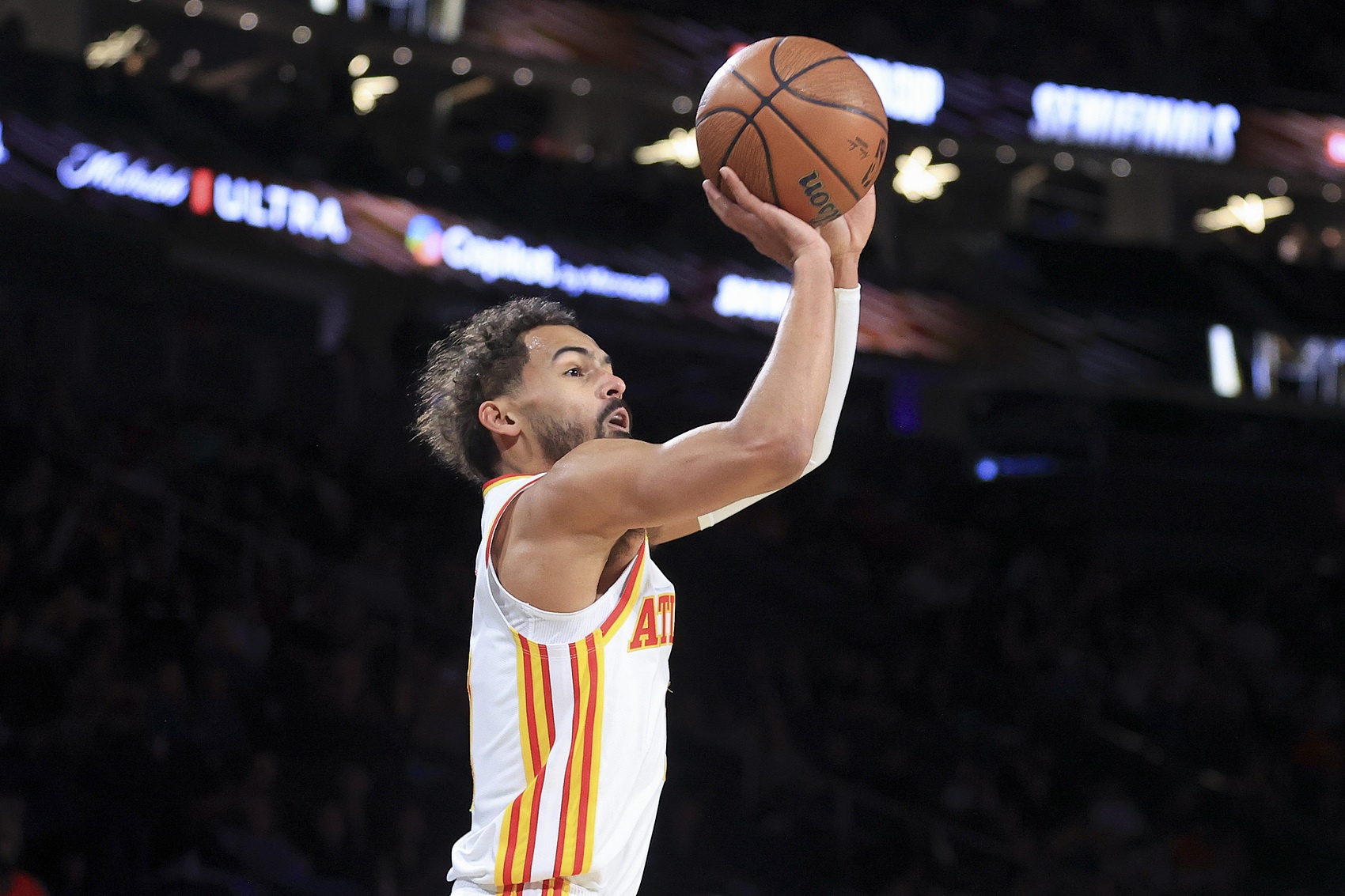 关于老鹰客场大胜骑士，特雷-杨再度砍下个人最高分的信息