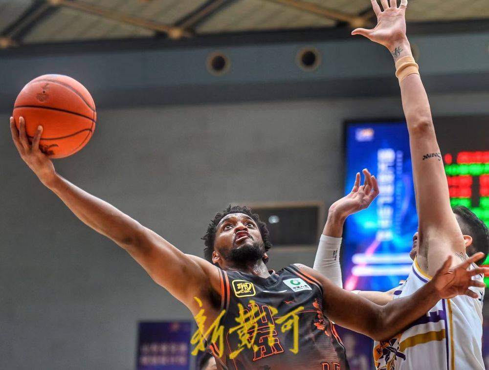 济南男篮依靠全队合作，实现胜利的简单介绍