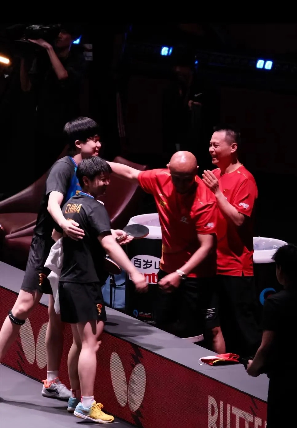 开云体育入口-激情碰撞，比赛场上呈现出一幕幕扣人心弦的战斗！