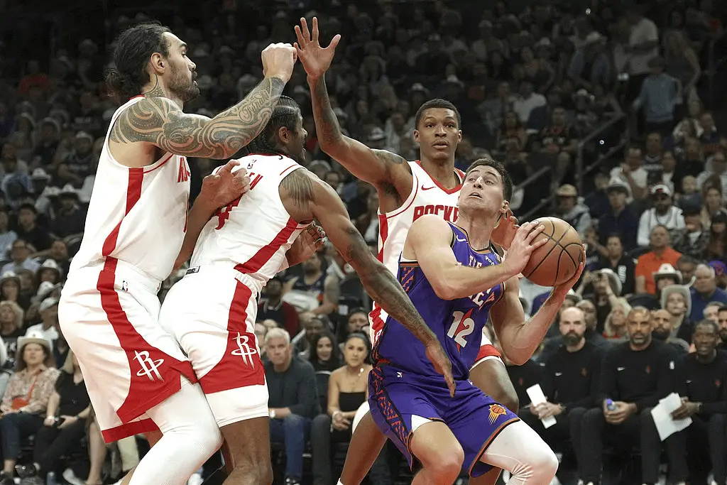 开云体育app-篮球比赛中一支实力强劲的球队陷入困境