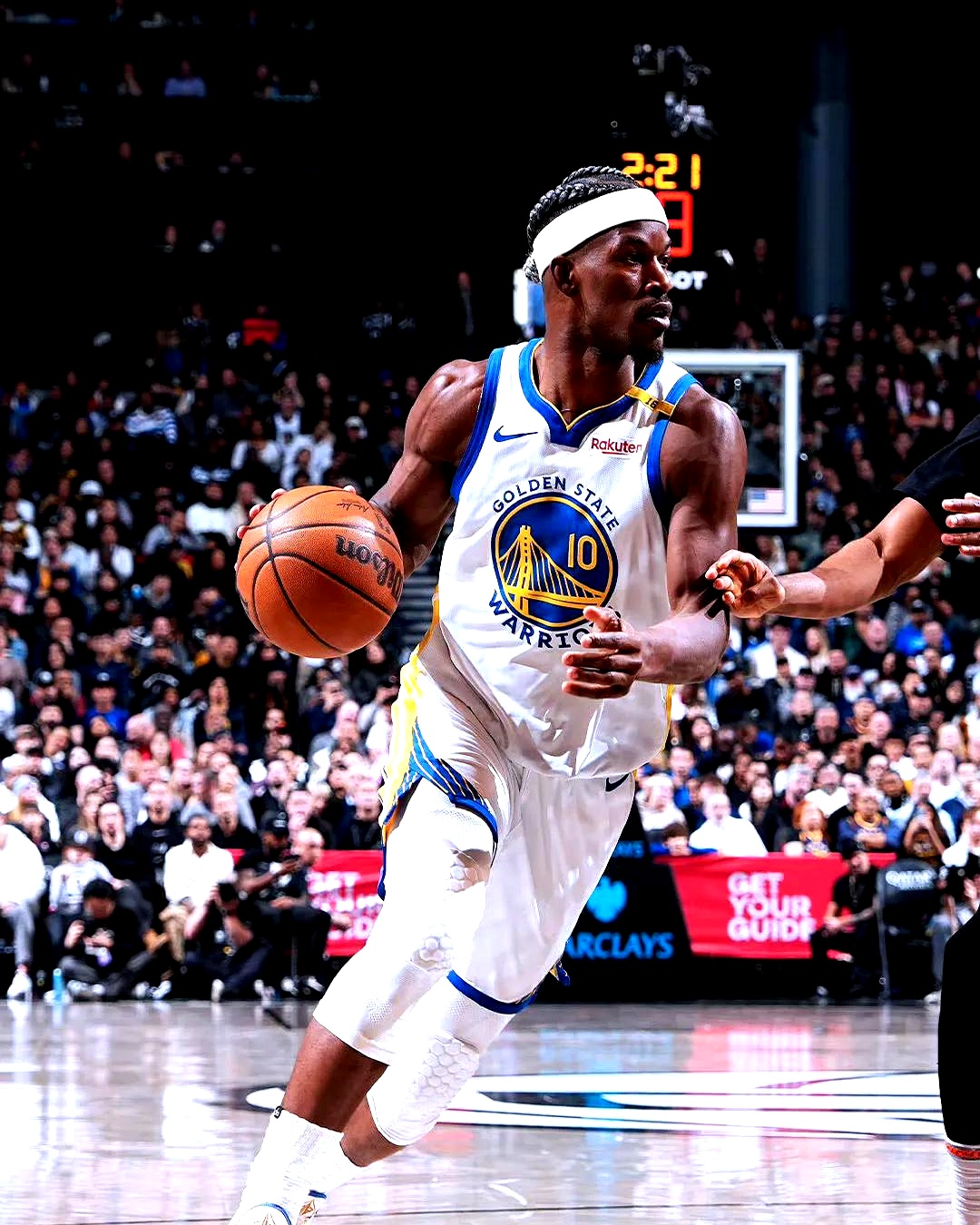 篮球比赛中一支实力强劲的球队陷入困境