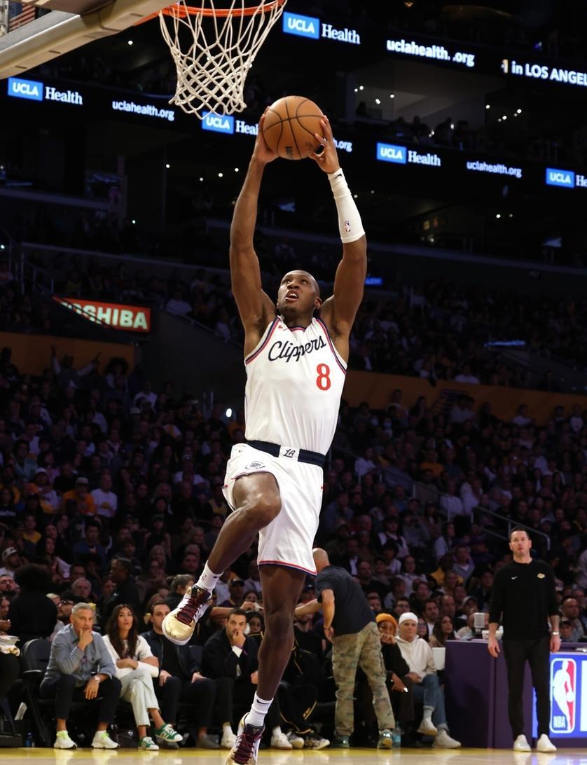 关于激烈对决风生水起，球员奋力拼搏的信息