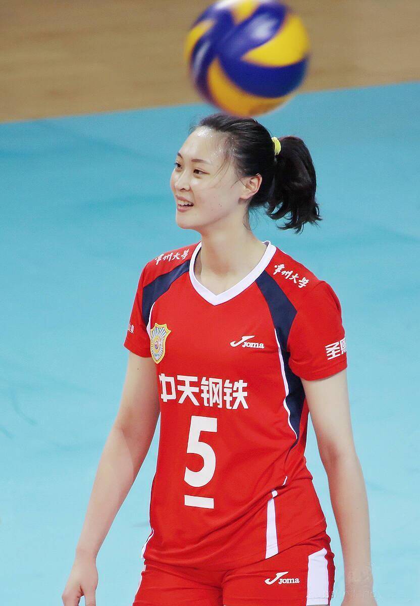 开云体育登录-惠若琪现身足球场观战，与球迷互动热闹