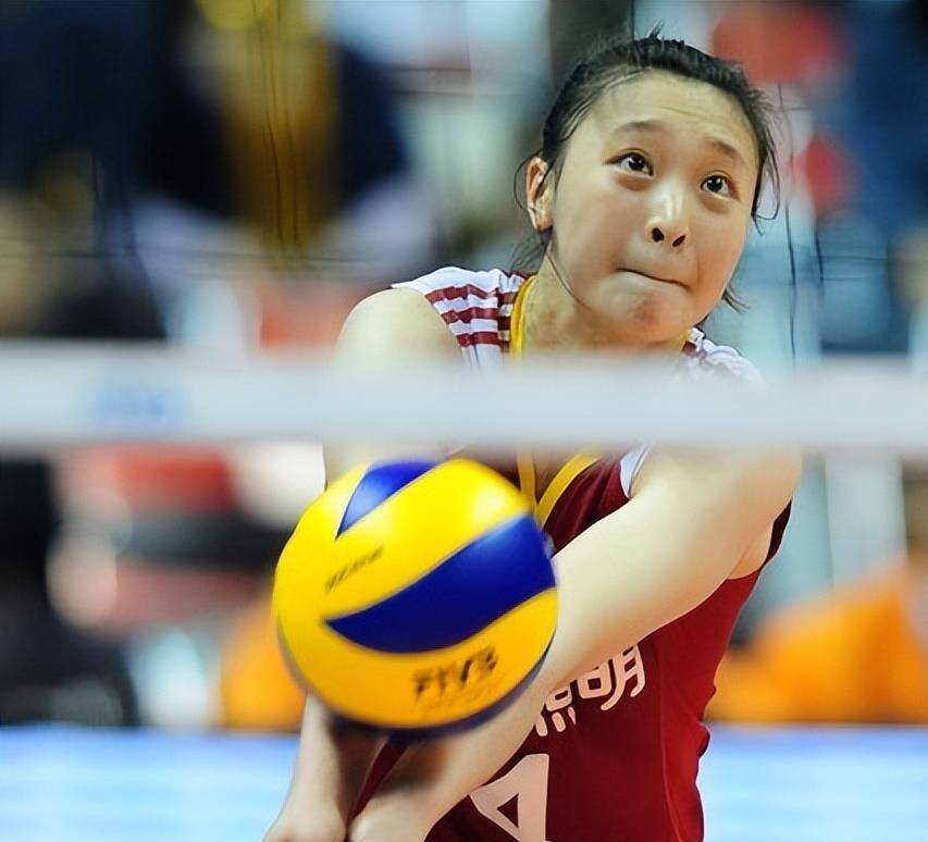 惠若琪现身足球场观战，与球迷互动热闹