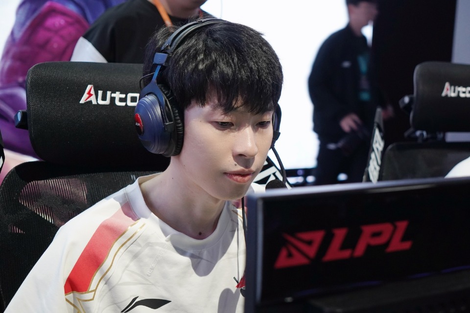 FLY血洗JDG，Knight关键团战开团秒人顶尖较量全球总决赛，引爆全场热议的简单介绍