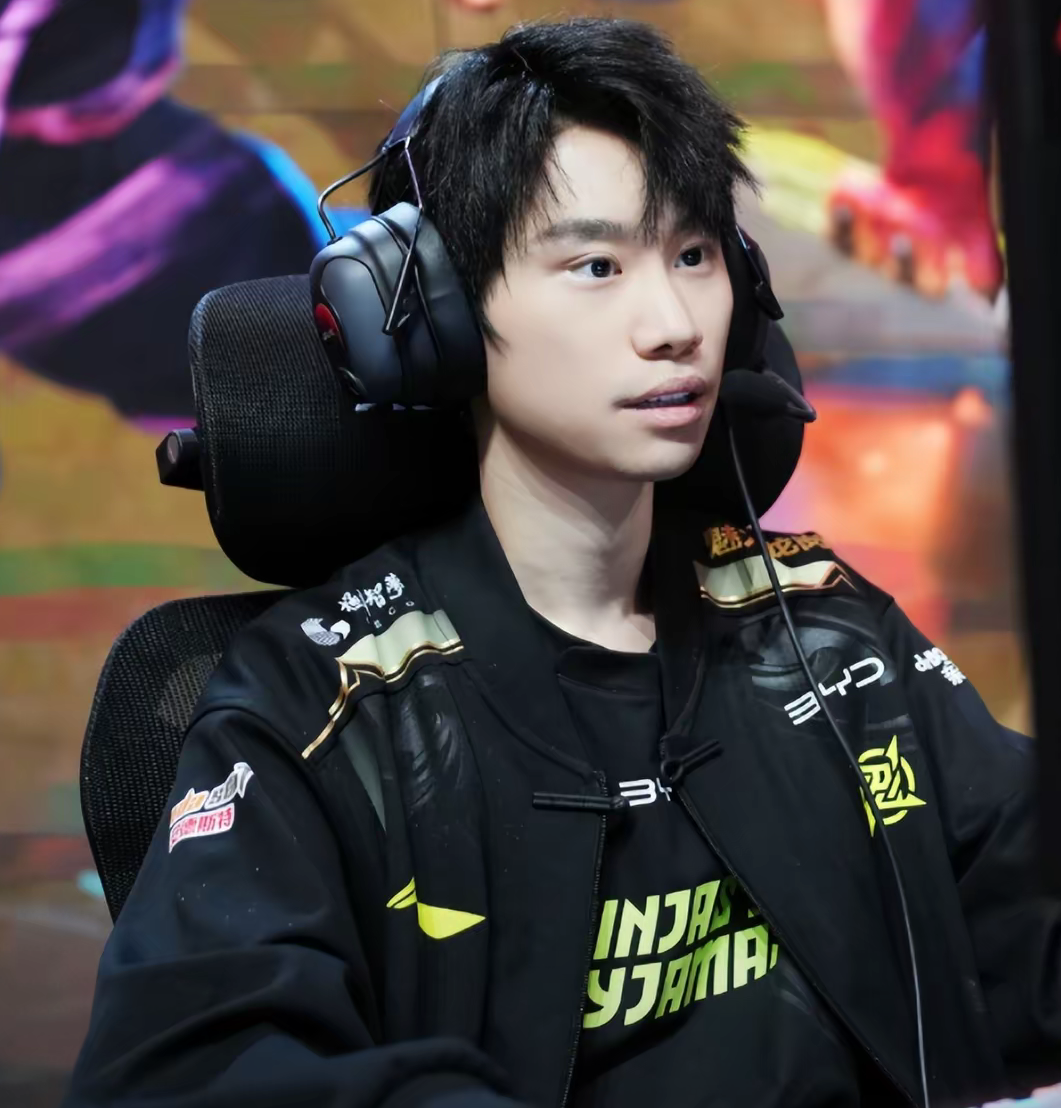 开云体育-FLY鏖战TL，Caps打出惊人五杀焦点之战小组赛，让粉丝疯狂欢呼