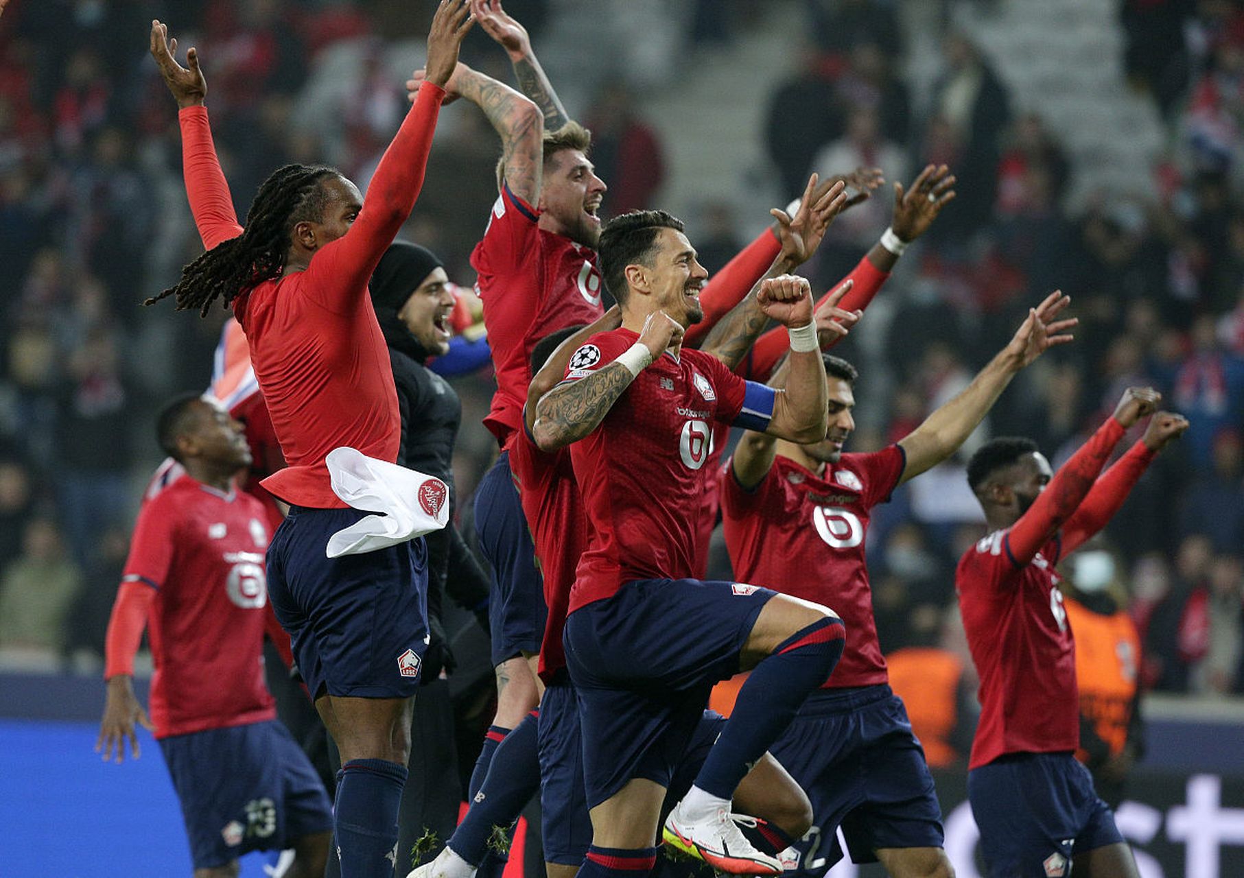 足球界一场惊心动魄的较量令观众心潮澎湃