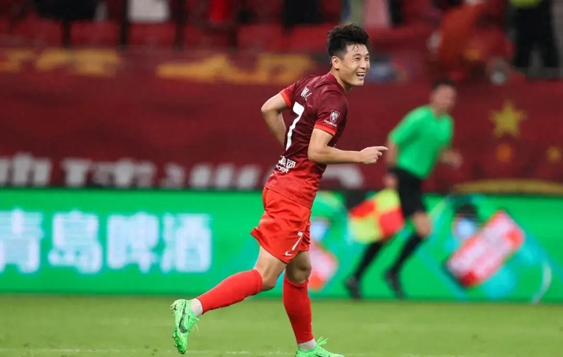 国内足球联赛悬念升温，胜利之路凶险